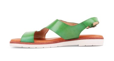 Beyaz arka planda izole erkek deri sandaletleri.