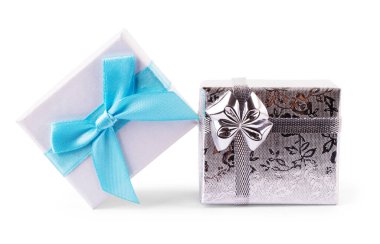 Beyaz Kare Hediye Kutusu Arkaplanda Kurdele ve Yay İzole Edilmiş