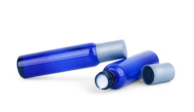 Beyaz üzerine izole edilmiş plastik krema konteynırlarının stüdyo görüntüleri