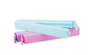 Beyaz arkaplanda plastik torba klipsleri