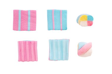 Beyaza izole edilmiş şekerlemeler. Beyaz arkaplanda farklı renkler tatlı zephyr 