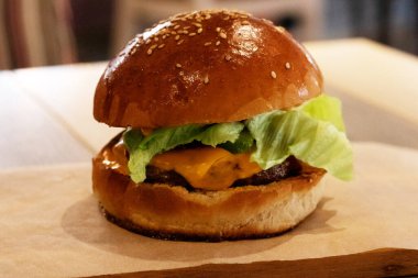 Tahta masada taze tavuk burgeri..