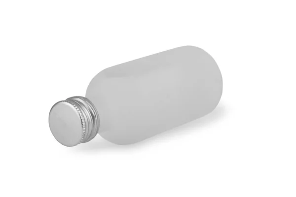 白い背景に白いラベルとコピースペースで隔離された閉じたアルミニウムイエローキャップと透明なラウンドガラスボトルを空にします 飲料または医薬品の製品設計テンプレートの使用 — ストック写真
