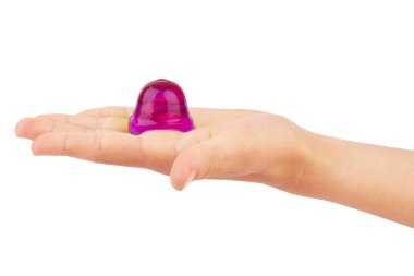 Yakın plan. Lezzetli portakal ve ahududu reçelli şekerler. Kadın eli içinde şeffaf bir paket.