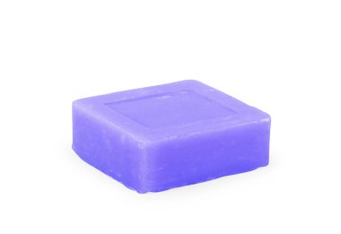 Beyaz arkaplanda izole edilmiş sabun parçaları.