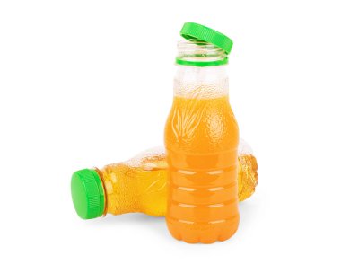 Çilek suyunun seçici odağı küçük, berrak bir cam şişede. Taze meyve suyu. Boş etiketler. Beyaz arkaplanda izole.