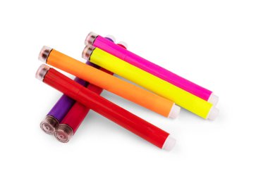 Beyaz arkaplanda izole edilmiş renkli keçeli kalem işaretleri