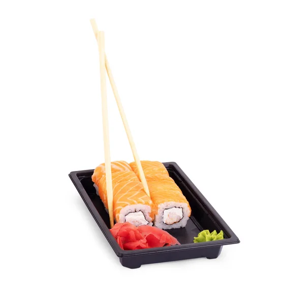 白を基調とした鮭とキュウリの黒い寿司 — ストック写真