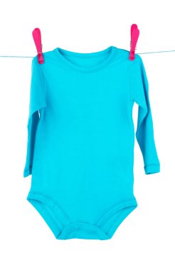 Bebeğin vücudu beyaz arka planda izole edilmiş. Yakın plan bebek kıyafetleri.