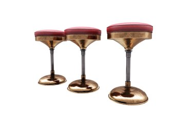 Beyaz arka planda iki sandalyeli modern bar masası. 3B görüntüleme.