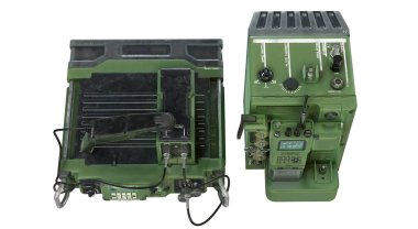 Eski Askeri Radyo İstasyonu. Radyo Sistemi alıcısı ve telsiz vericisi. Rengi yeşil, arka planda mat. 3d oluşturma.