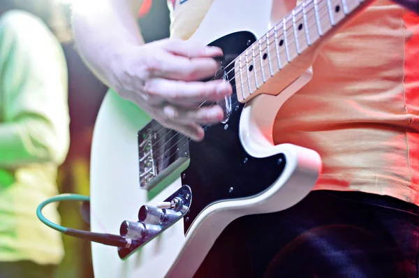 Joven tocando en la guitarra eléctrica de cerca Imagen De Stock