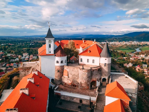 Sonbahar mevsiminde Avrupa 'nın küçük bir şehrindeki dağdaki ortaçağ şatosunun havadan görünüşü. Palanok Kalesi, Mukachevo, Ukrayna