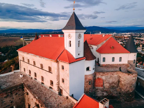 Sonbahar mevsiminde Avrupa 'nın küçük bir şehrindeki dağdaki ortaçağ şatosunun havadan görünüşü. Palanok Kalesi, Mukachevo, Ukrayna