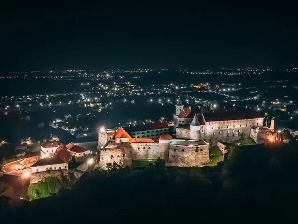 Letecký Pohled Středověký Hrad Noci Hoře Malém Evropském Městě Podzimní — Stock fotografie