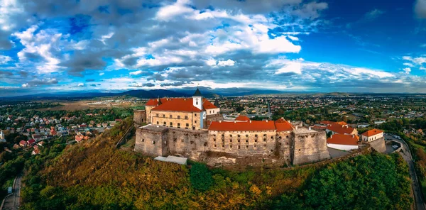 Luftaufnahme Der Mittelalterlichen Burg Auf Dem Berg Einer Kleinen Europäischen lizenzfreie Stockfotos