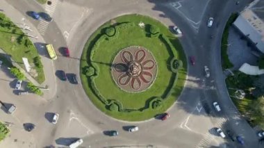 Güneşli bir günde Avrupa 'nın küçük bir şehrinde yuvarlak arabalı 4k' lık bir kavşak manzarası