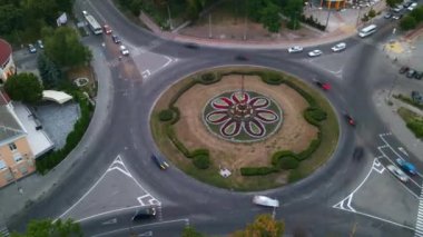 Küçük Avrupa şehrinde yuvarlak arabalı yuvarlak kavşak yolunun 4k hava manzaralı zaman çizelgesi
