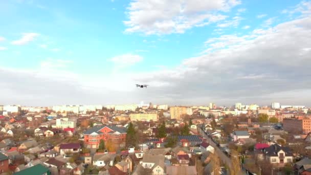 Malé bílé drone létání nad malé evropské město venkovní detailní záběr — Stock video