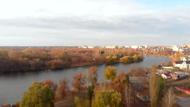 Malé bílé drone létání nad malé evropské město venkovní detailní záběr — Stock video