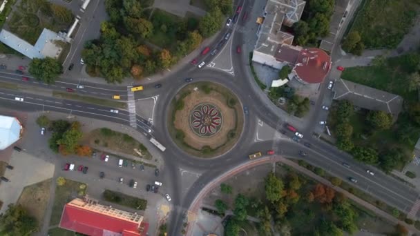 4k εναέρια άποψη της κυκλικής οδού με κυκλικά αυτοκίνητα σε μικρή ευρωπαϊκή πόλη την ημέρα του καλοκαιριού — Αρχείο Βίντεο