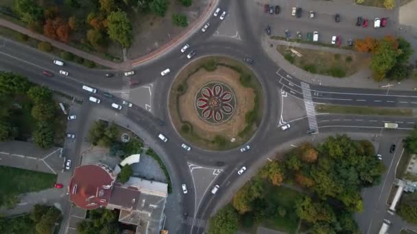 4k повітряний вид круглої дороги з круглими автомобілями в маленькому місті Єврозо влітку. — стокове відео