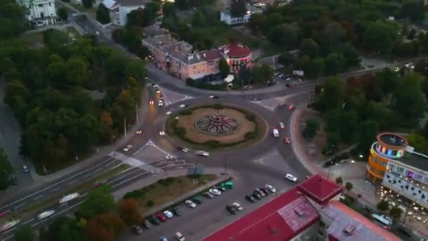 4k εναέρια άποψη timelapse της κυκλικής οδού με κυκλικά αυτοκίνητα σε μικρή ευρωπαϊκή πόλη το βράδυ — Αρχείο Βίντεο