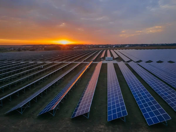 Drohnenaufnahme Großer Sonnenkollektoren Auf Einem Solarpark Bei Strahlendem Sommersonnenuntergang Solarzellen Stockfoto