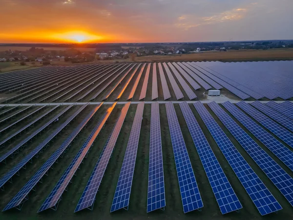 Drohnenaufnahme Großer Sonnenkollektoren Auf Einem Solarpark Bei Strahlendem Sommersonnenuntergang Solarzellen lizenzfreie Stockbilder