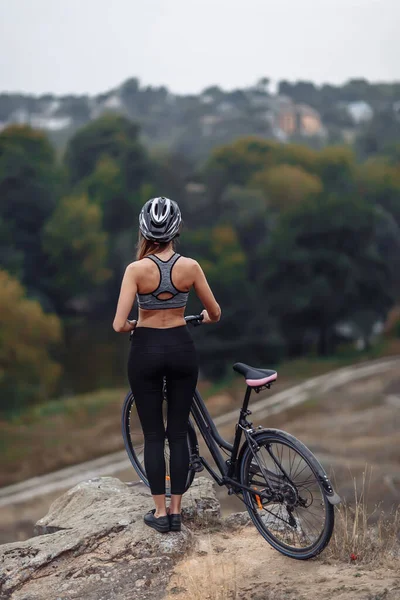 Fitte Junge Frau Sportkleidung Steht Herbsttag Mit Ihrem Fahrrad Auf Stockbild