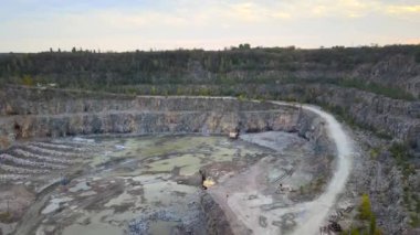 Avrupa 'daki kariyerin insansız hava aracı görüntüsü, yaz günbatımında taş ocağı ezilmesi.