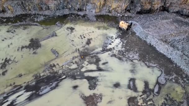 Vista aérea del dron de la carrera en Europa, cantera de piedra triturada al atardecer de verano — Vídeos de Stock