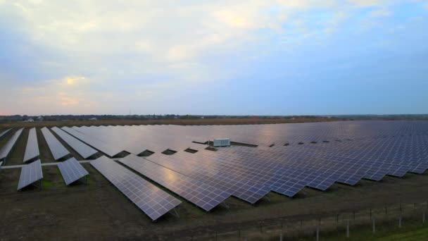Yaz günbatımında güneş çiftliğindeki büyük güneş panellerine hava aracı görüntüsü. Güneş pili santralleri. görüntüler HDR video 4k. — Stok video