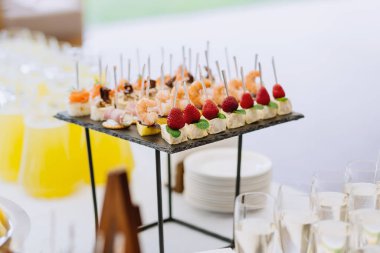 Düğün masasındaki tepside farklı hafif atıştırmalıklar.