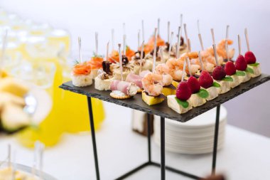 Düğün masasındaki tepside farklı hafif atıştırmalıklar.