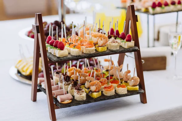 Verschiedene Leichte Snacks Auf Tablett Tisch Bei Hochzeitsfeier Stockbild