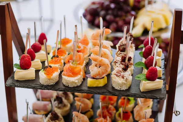 Verschiedene Leichte Snacks Auf Tablett Tisch Bei Hochzeitsfeier Stockbild