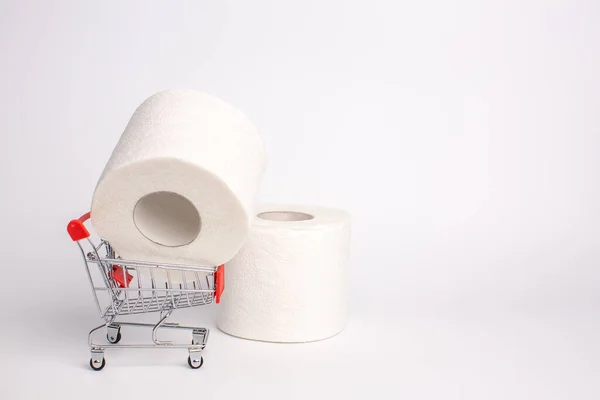 Roll Toiletpapier Een Speelgoedtrolley Een Witte Achtergrond Een Close Paniek — Stockfoto