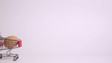 Oyuncak süpermarket arabasında yumurta. Hareket animasyonunu durdur. Market alışverişi kavramı.