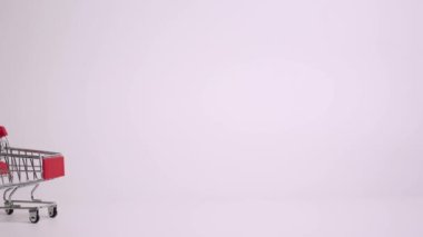 Koronavirüse karşı koruyucu tıbbi maskeli alışveriş arabası. Hareket animasyonunu durdur. Karantina konseptiyle güvenli online alışveriş.