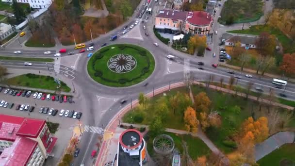 4k air view timelapse of roundabout road with circuling car in small european city — стокове відео