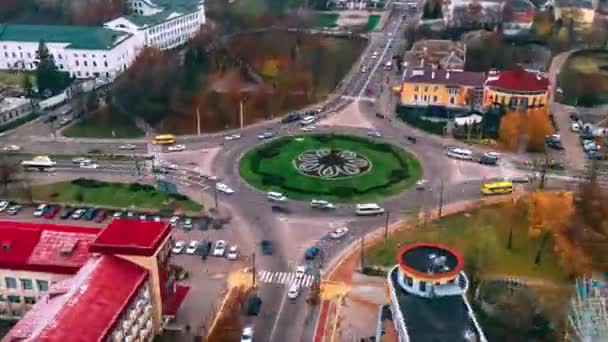 4k air view timelapse of roundabout road with circuling car in small european city — стокове відео
