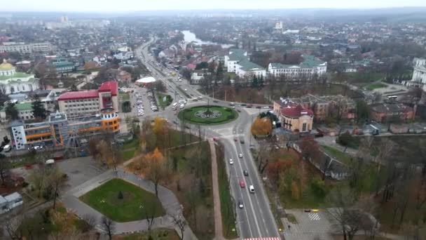 4k pemandangan udara jalan bundaran dengan mobil melingkar di kota kecil eropa pada hari musim gugur berawan — Stok Video