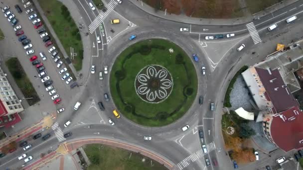 4k εναέρια άποψη της κυκλικής οδού με κυκλικά αυτοκίνητα σε μικρή ευρωπαϊκή πόλη σε συννεφιασμένη ημέρα του φθινοπώρου — Αρχείο Βίντεο