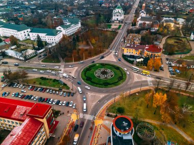 Ukrayna 'nın Kyiv bölgesinde, sonbahar bulutlu bir günde, küçük Avrupa şehrinde yuvarlak arabalı hava manzaralı yol manzarası