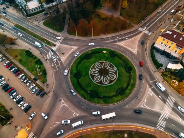 Ukrayna 'nın Kyiv bölgesinde, sonbahar bulutlu bir günde, küçük Avrupa şehrinde yuvarlak arabalı hava manzaralı yol manzarası