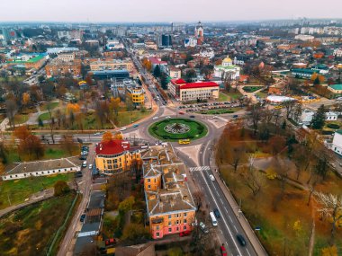 Ukrayna 'nın Kyiv bölgesinde, sonbahar bulutlu bir günde, küçük Avrupa şehrinde yuvarlak arabalı hava manzaralı yol manzarası
