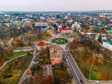 Ukrayna 'nın Kyiv bölgesinde, sonbahar bulutlu bir günde, küçük Avrupa şehrinde yuvarlak arabalı hava manzaralı yol manzarası