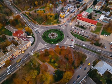 Ukrayna 'nın Kyiv bölgesinde, sonbahar bulutlu bir günde, küçük Avrupa şehrinde yuvarlak arabalı hava manzaralı yol manzarası
