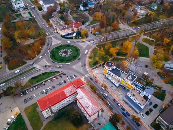 Widok Lotu Ptaka Rondzie Kolistymi Samochodami Małym Mieście Europejskim Jesienny — Zdjęcie stockowe